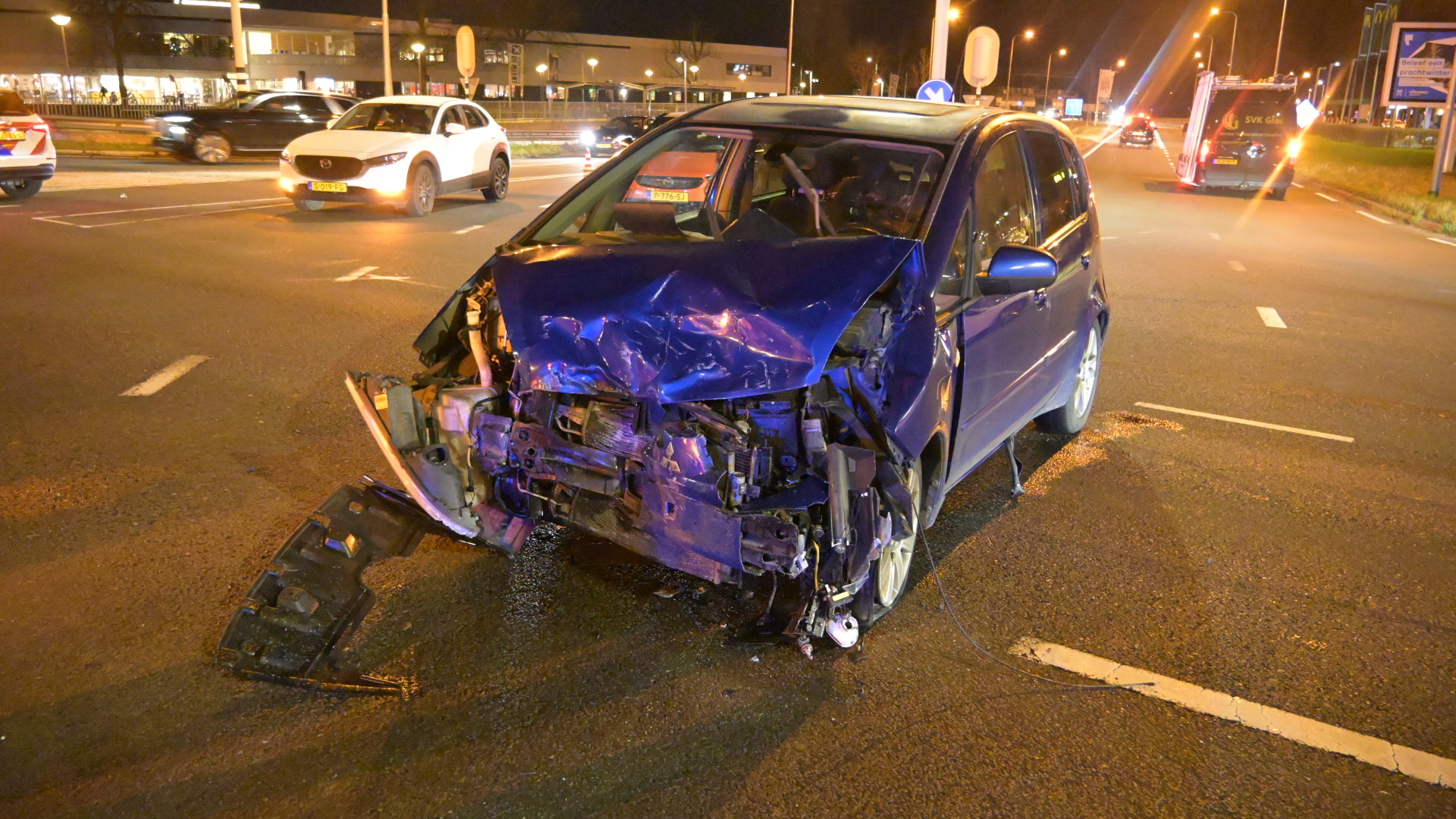 Foto: auto blauw in elkaar.JPG